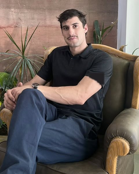 Lihuel García, sentado en un sillón frente a un muro de tierra