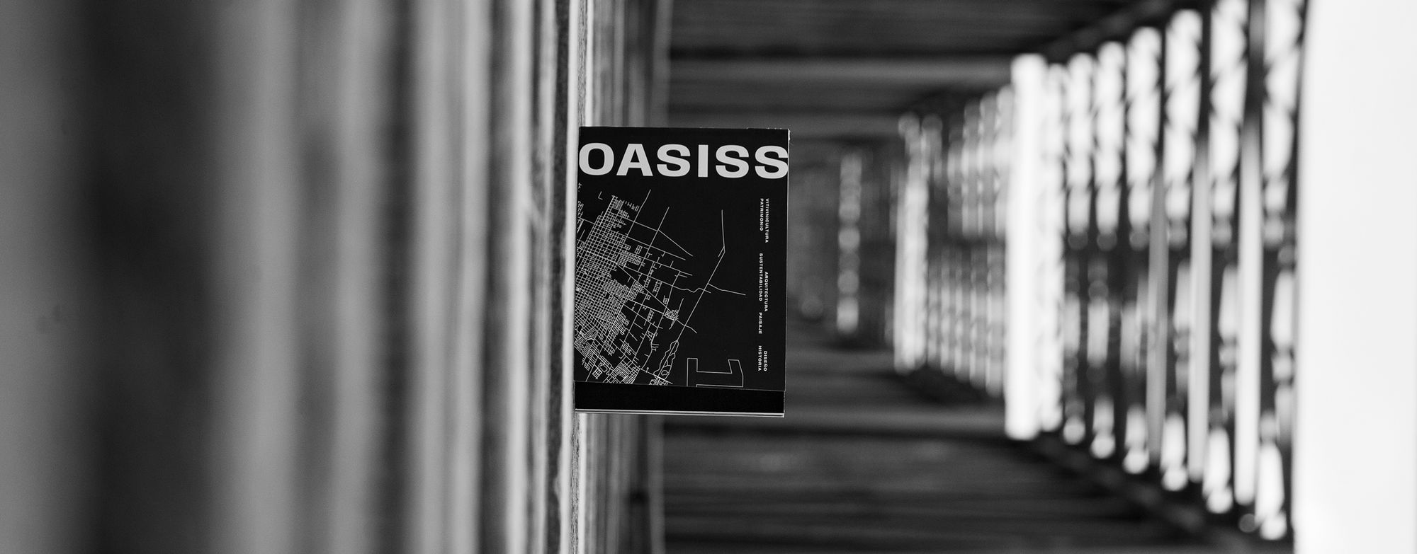 La primera edición de Oasiss, en blanco y negro, entre los perfiles de hierro de un puente